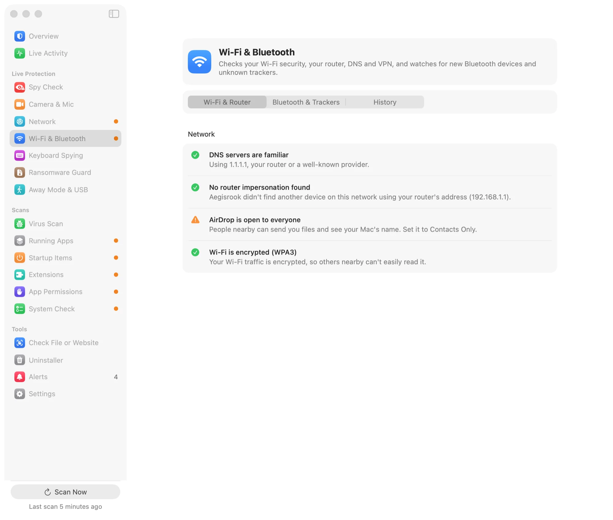 Wi-Fi and Bluetooth: checks of the DNS servers, the router, AirDrop and Wi-Fi encryption, with AirDrop flagged as open to everyone.